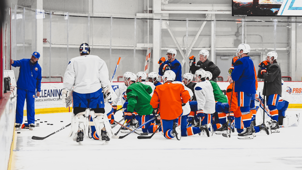Peter DeBoer coaches the Islanders at practice.