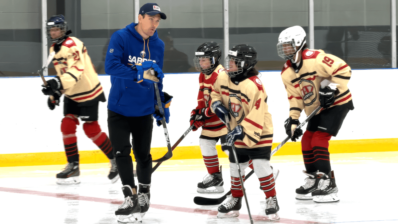 Beck Malenstyn spends time with kids from HEROS Hockey.