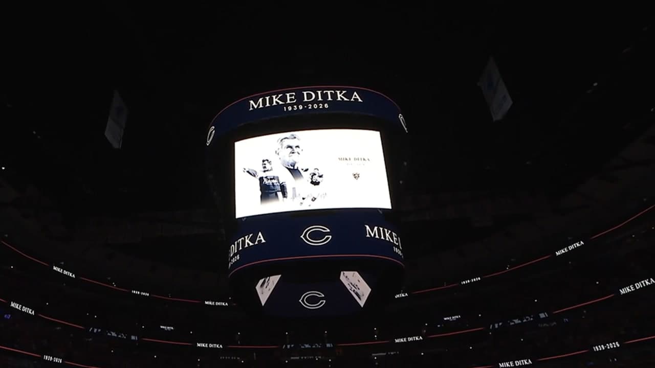 Chicago Blackhawks hold moment of silence for former Bears head coach Mike Ditka.